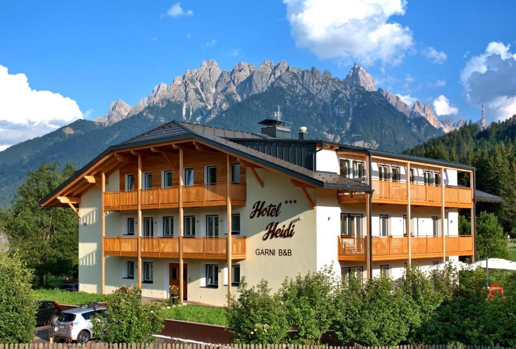 hotels with balcony in Dobbiaco