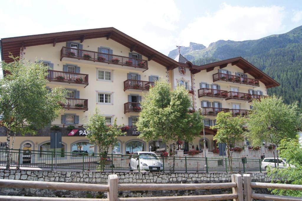 hotels with balcony in Canazei