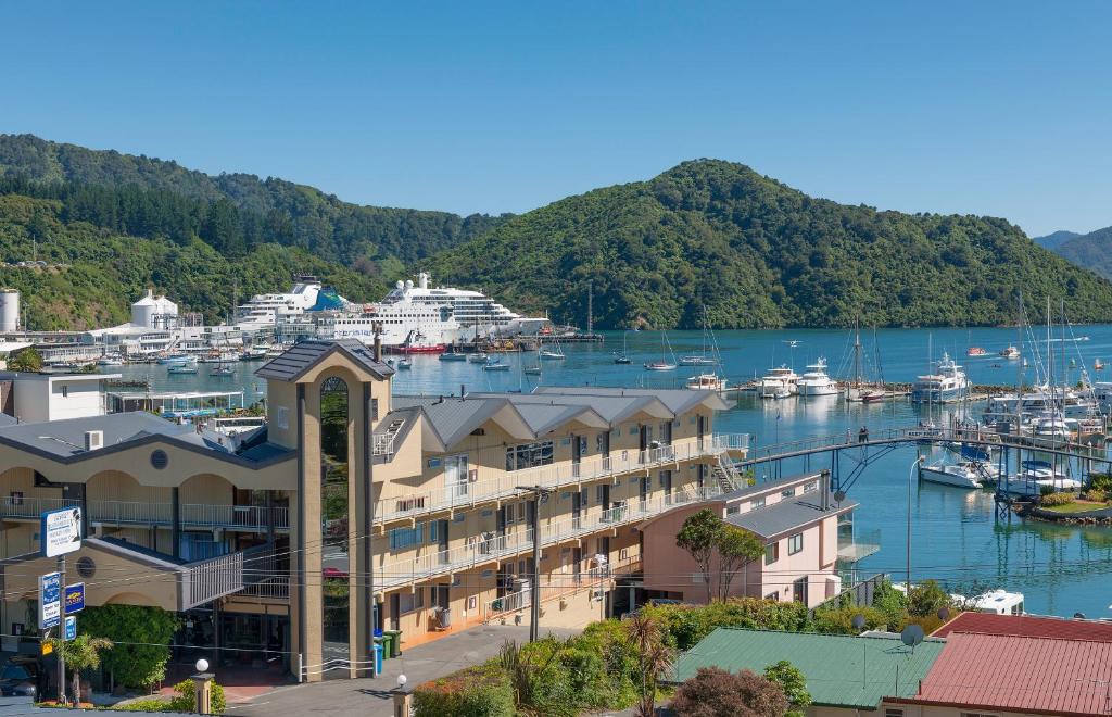 hotels with balcony in Picton New Zealand