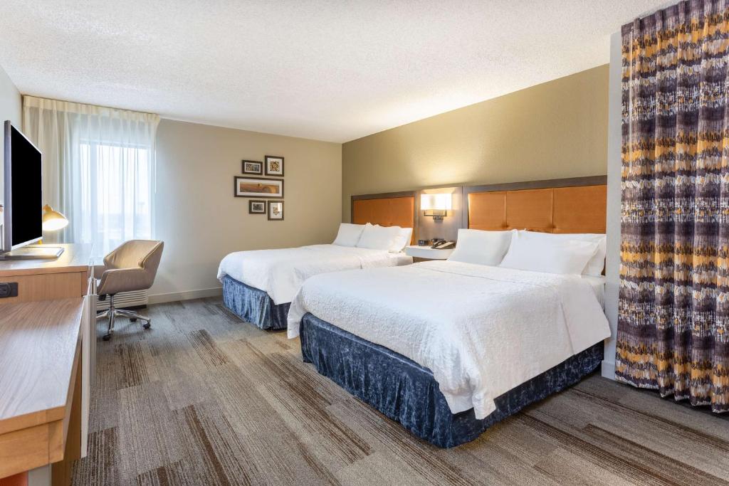 hotels with balcony in Cedar Rapids