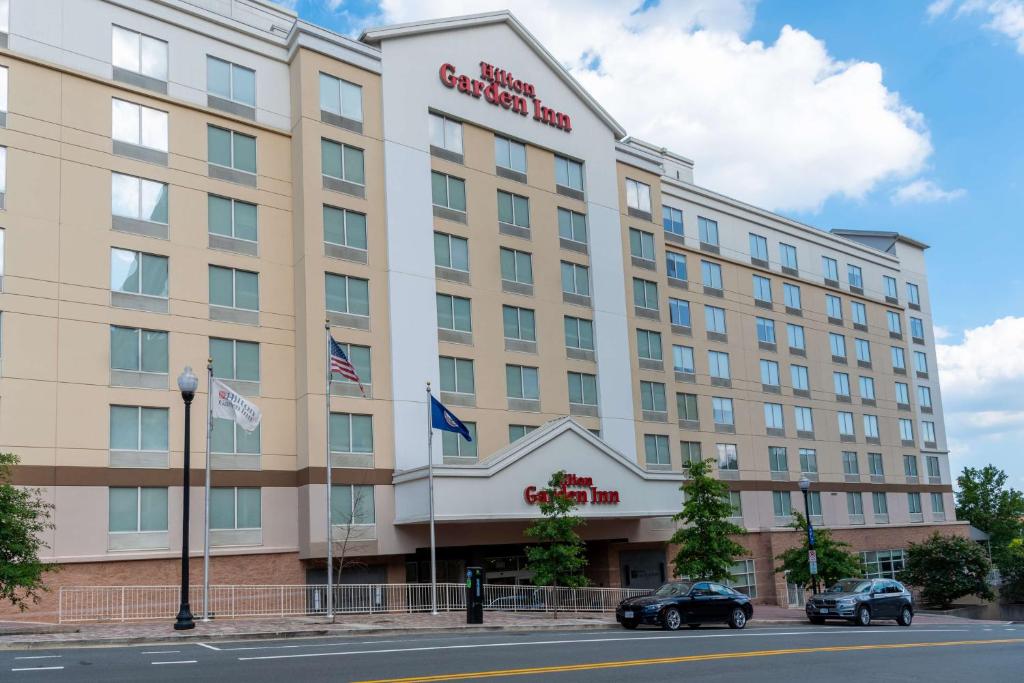 hotels with balcony in Arlington