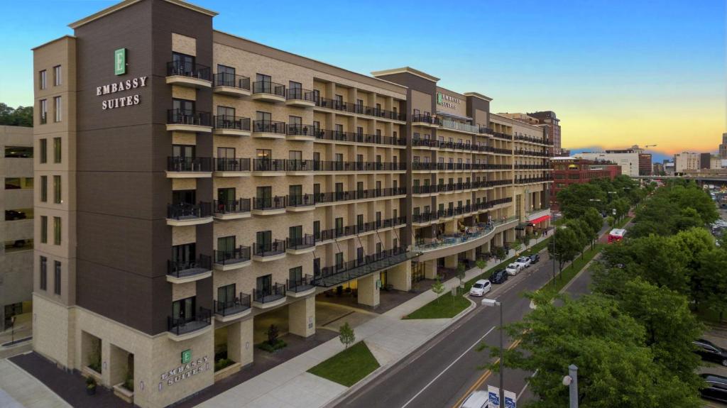 hotels with balcony in Michigan