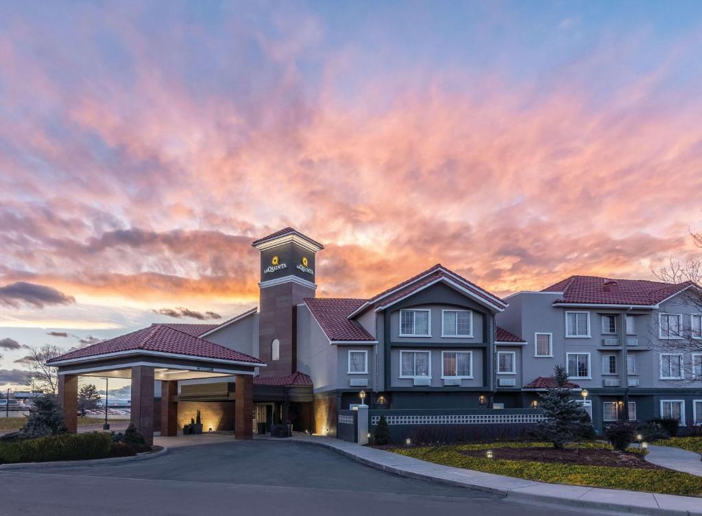 hotels with balcony in Denver