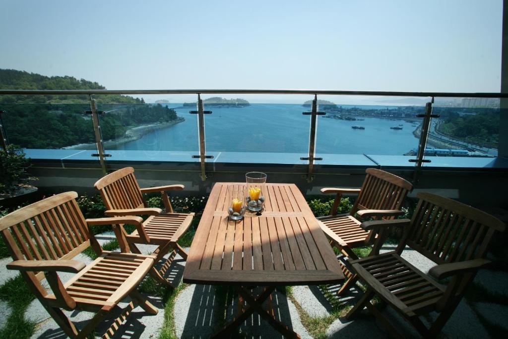 hotels with balcony in Yeosu