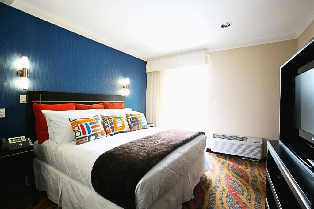 hotels with balcony in Queens