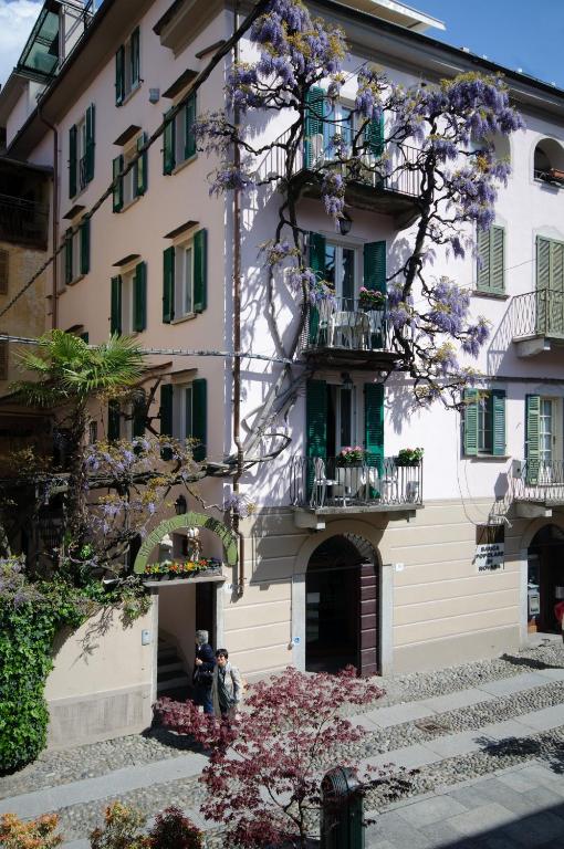 hotels with balcony in Lake Orta