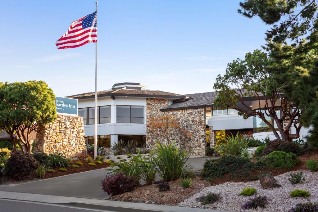 hotels with balcony in Monterey