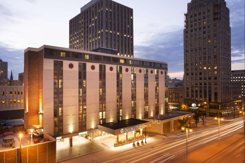 hotels with balcony in Milwaukee