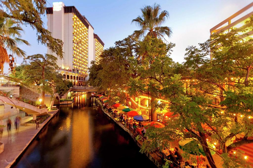 hotels with balcony in San Antonio