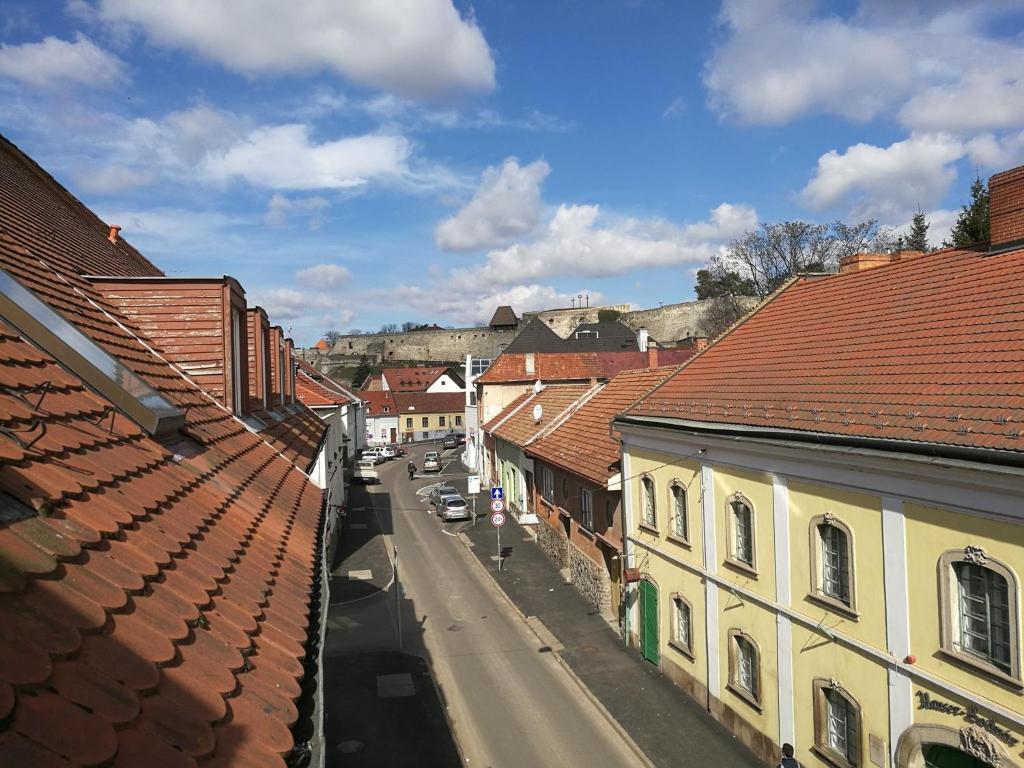 hotels with balcony in Eger