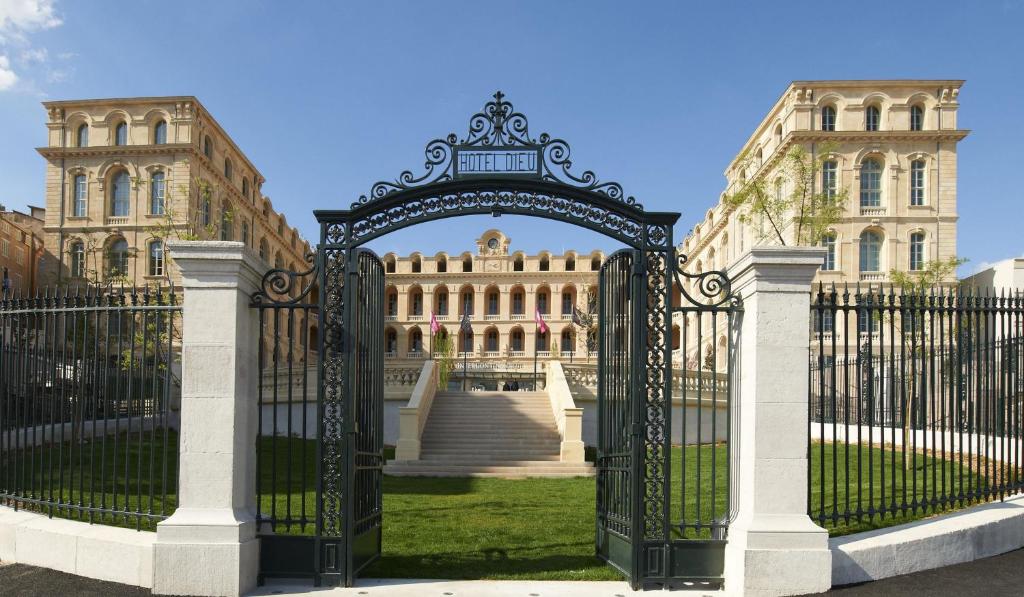 hotels with balcony in Marseille