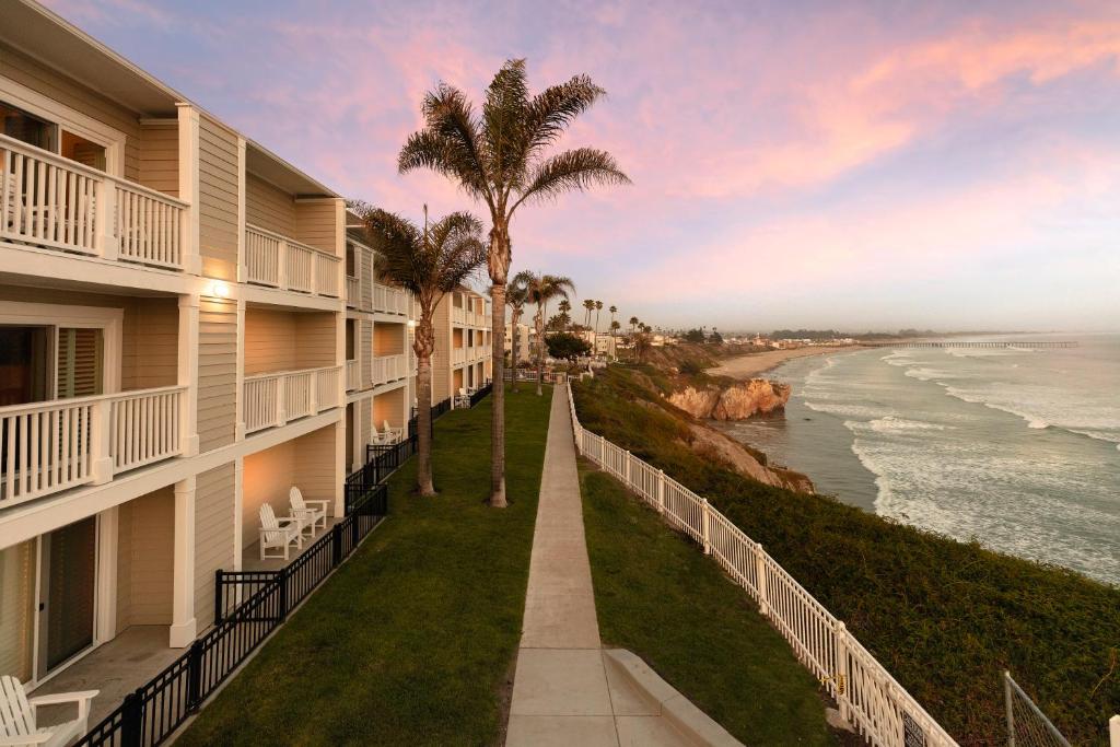 hotels with balcony in Pismo Beach