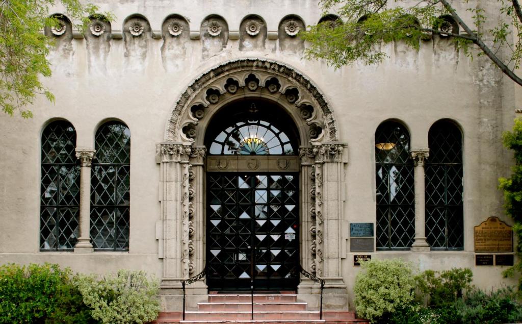 hotels with balcony in Oakland