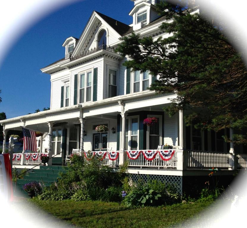 hotels with balcony in Center Harbor