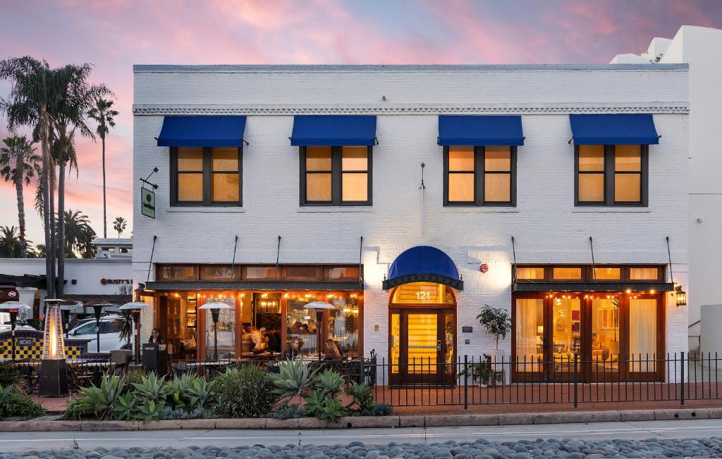 hotels with balcony in Santa Barbara United States East Beach