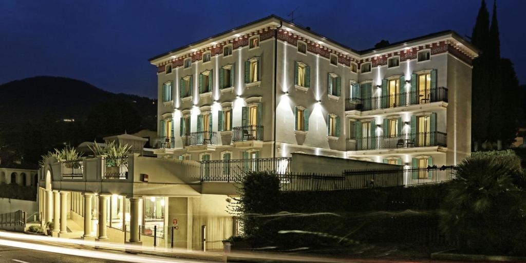 hotels with balcony in Gardone Riviera