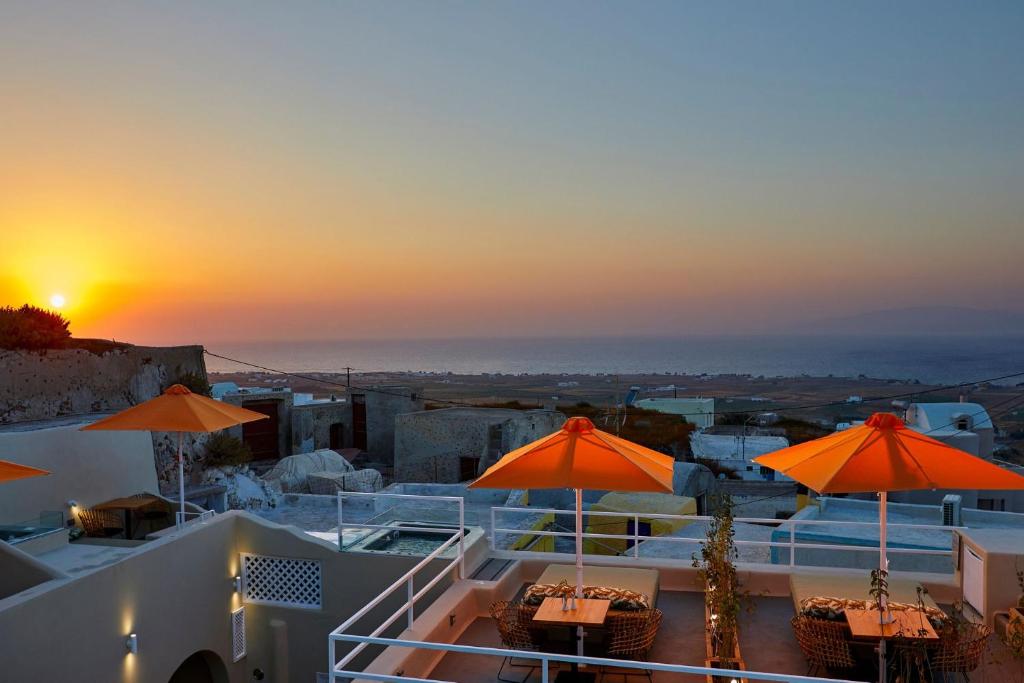 hotels with balcony in Oia