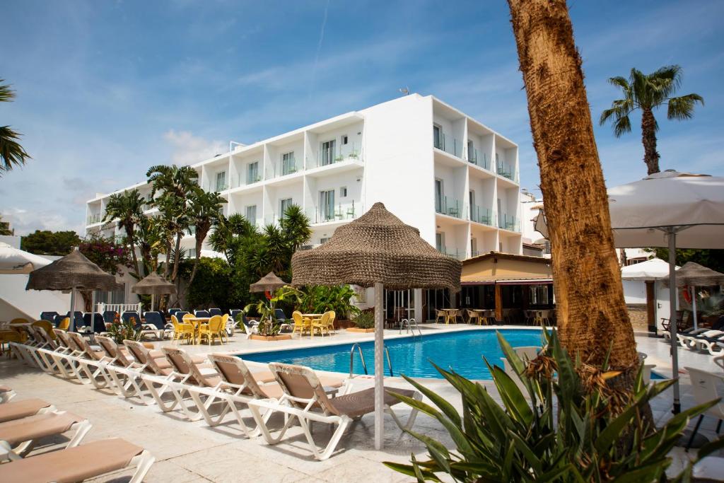 hotels with balcony in Es Cana