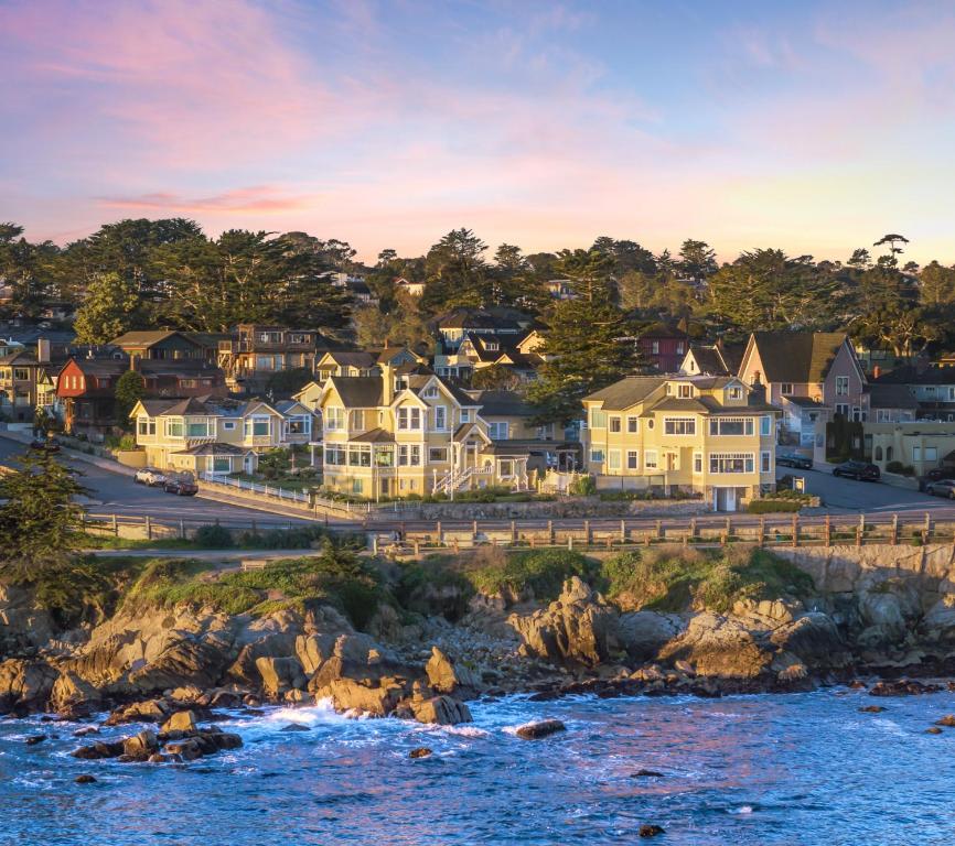 hotels with balcony in Monterey