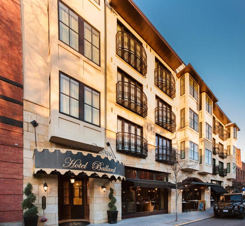 hotels with balcony in Seattle