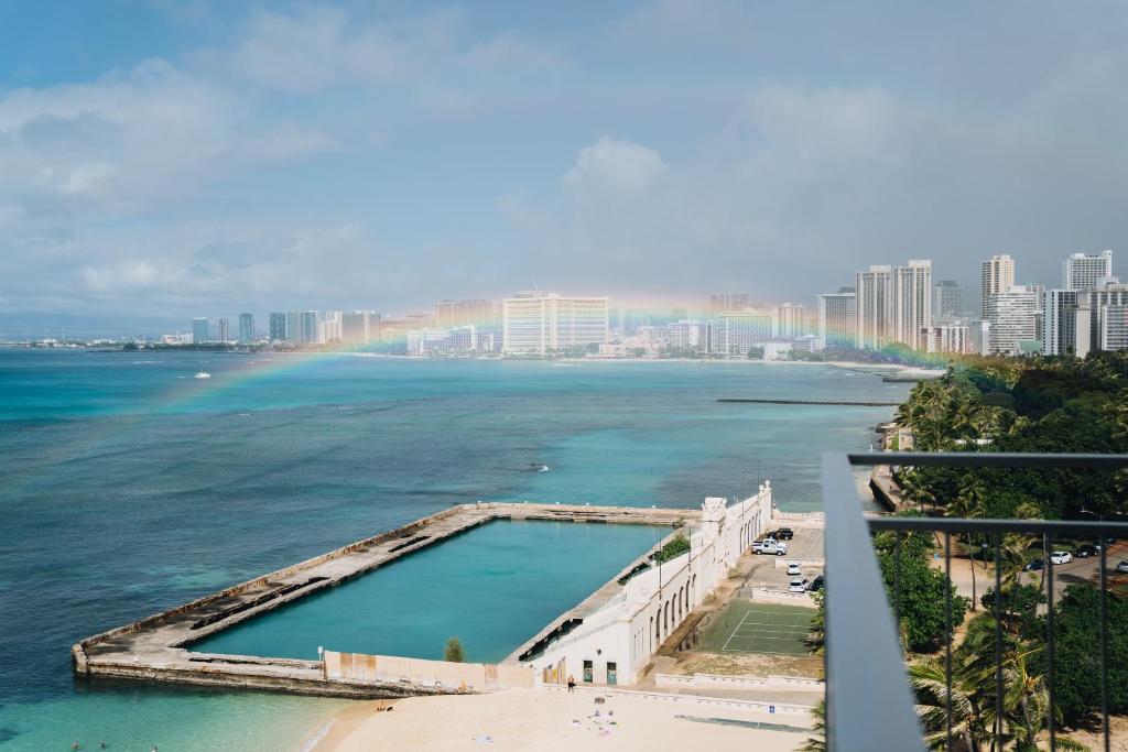 hotels with balcony in Honolulu