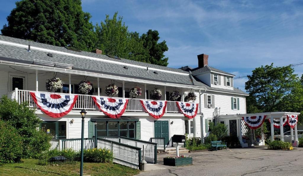 hotels with balcony in Wolfeboro