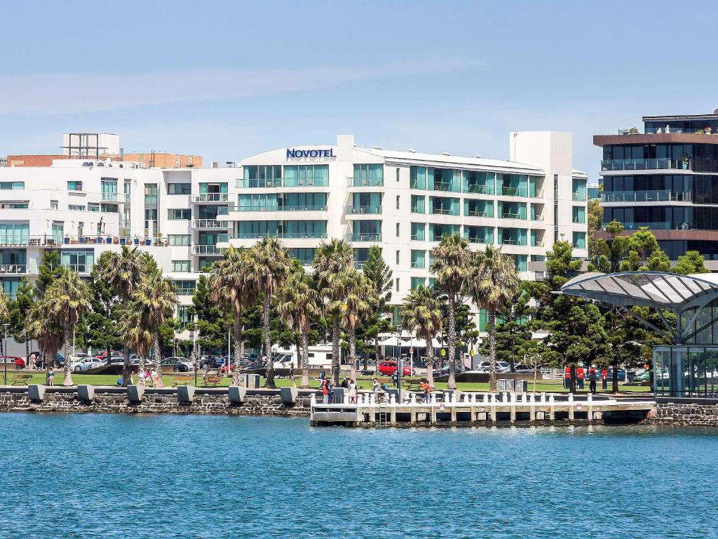 hotels with balcony in Geelong