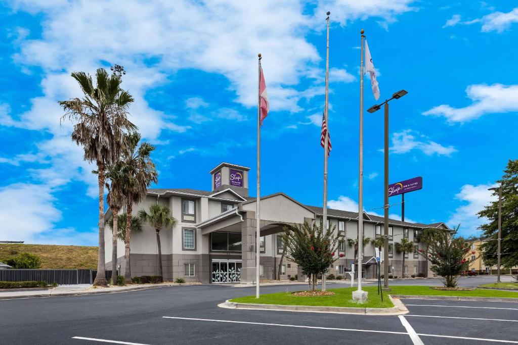 hotels with balcony in Valdosta