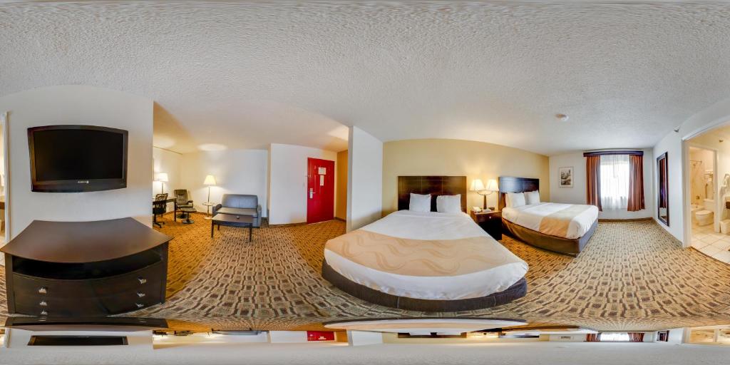 hotels with balcony in Wichita