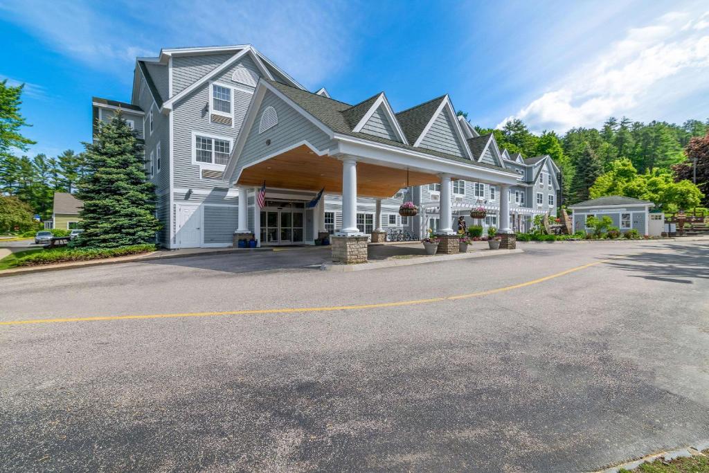 hotels with balcony in North Conway