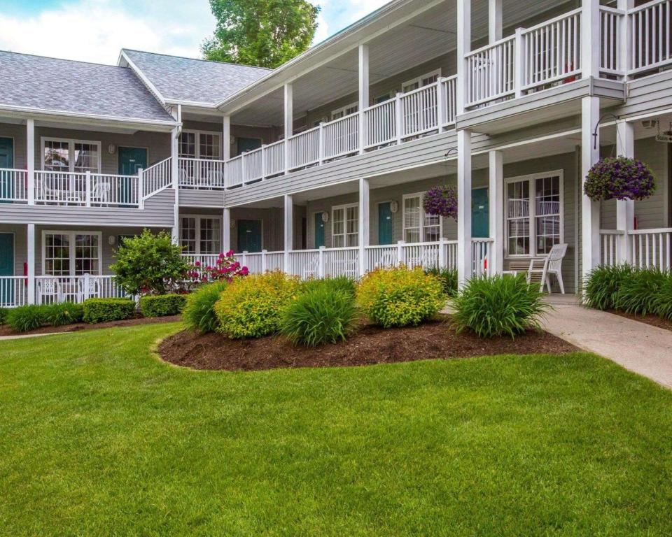 hotels with balcony in Lake George