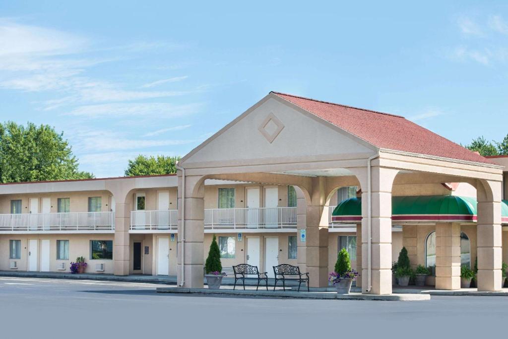 hotels with balcony in Sandusky