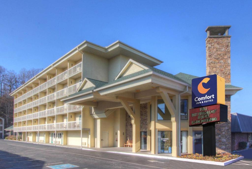 hotels with balcony in Pigeon Forge Big Top Arcade