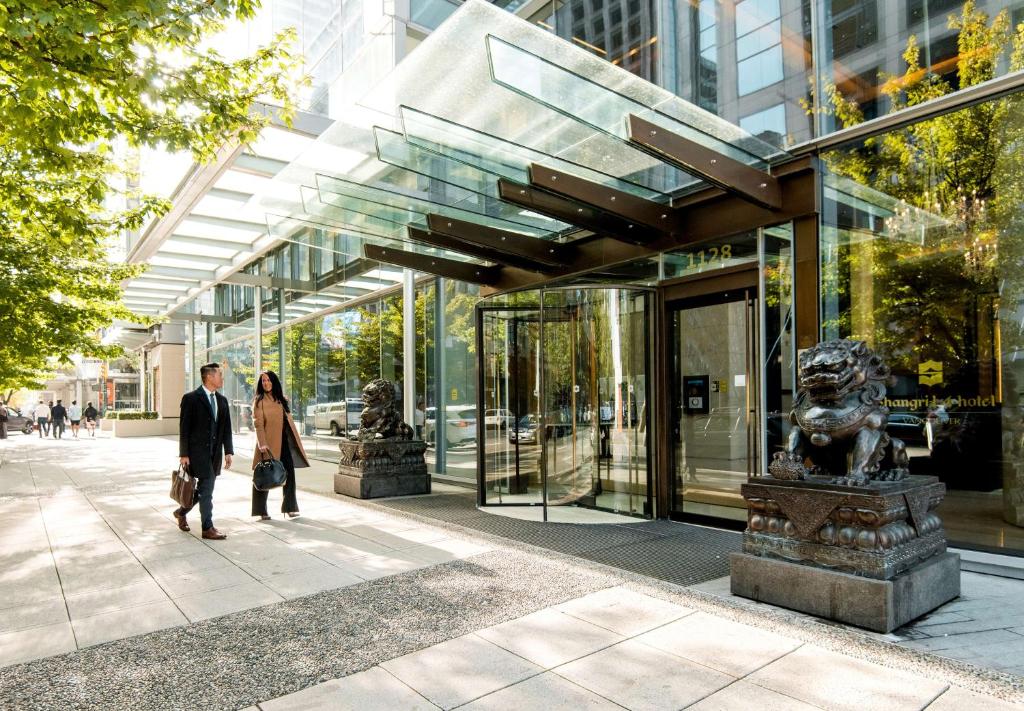 hotels with balcony in Vancouver