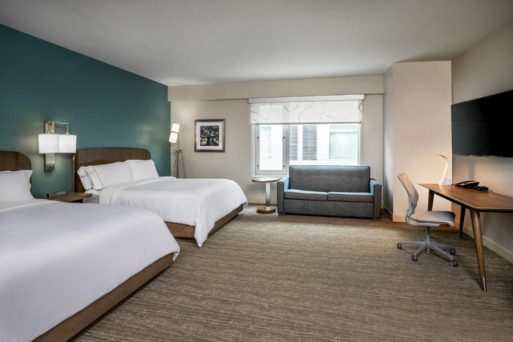 hotels with balcony in Newport News