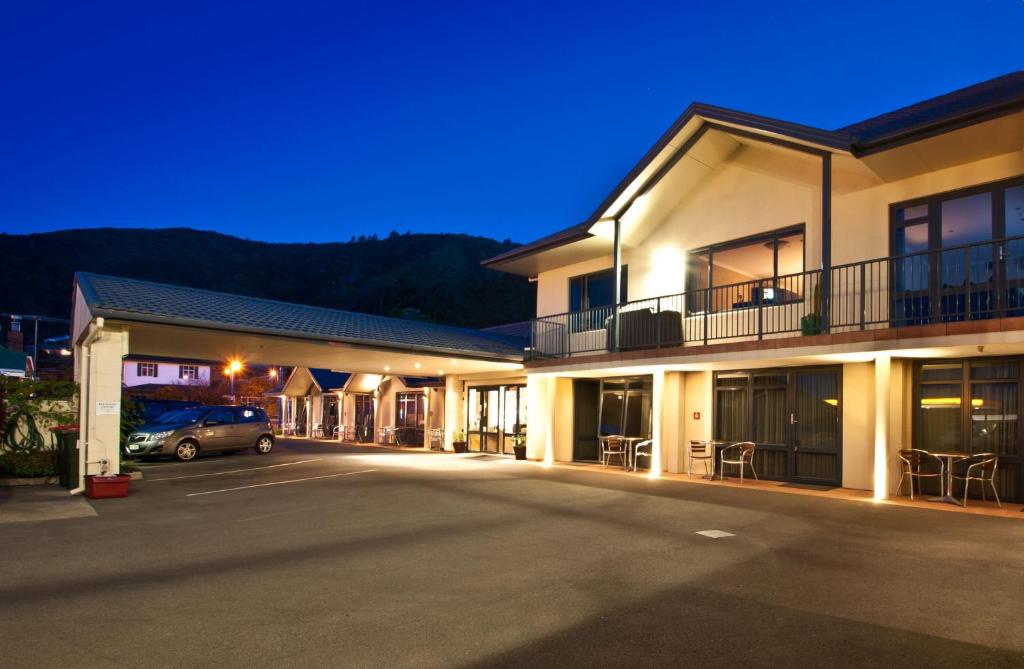 hotels with balcony in Picton New Zealand