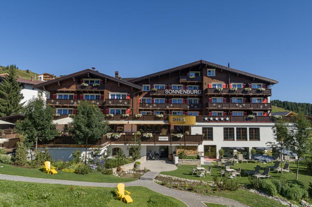 hotels with balcony in Lech