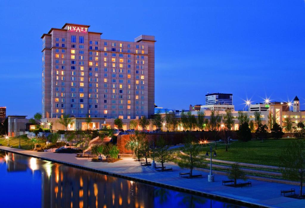 hotels with balcony in Wichita