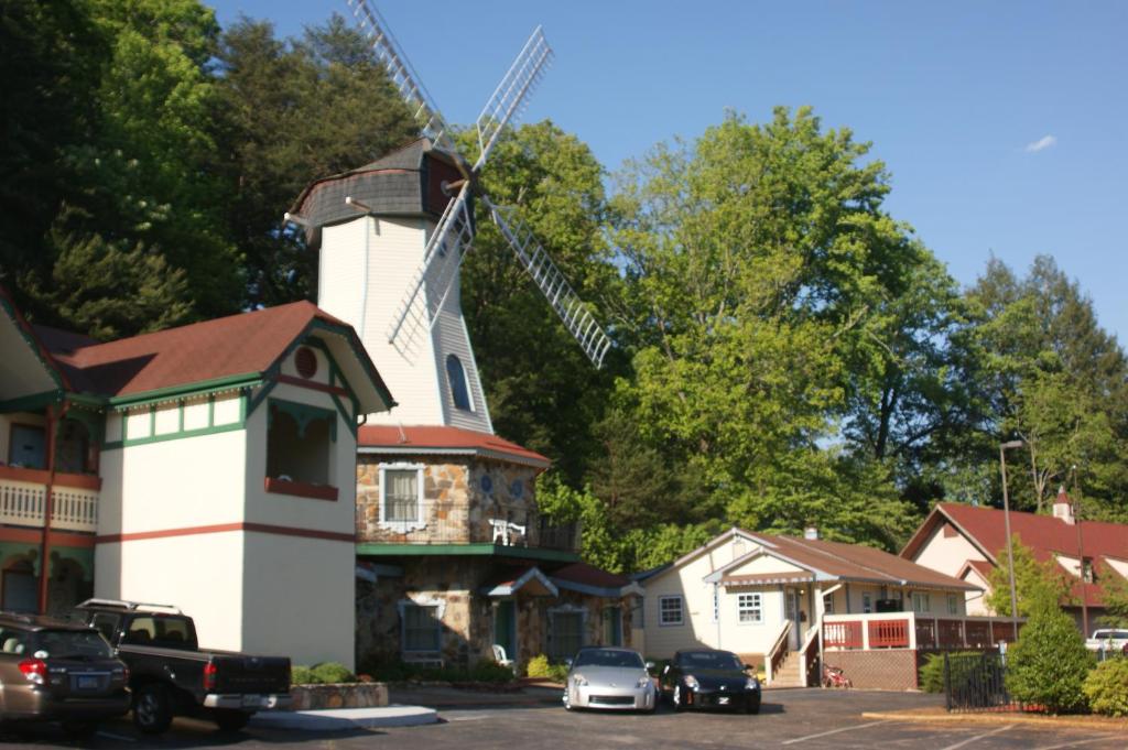 hotels with balcony in Helen