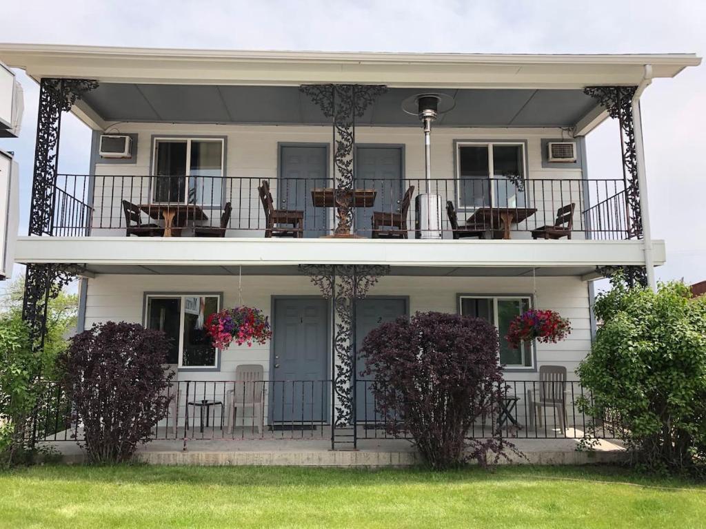 hotels with balcony in Wyoming