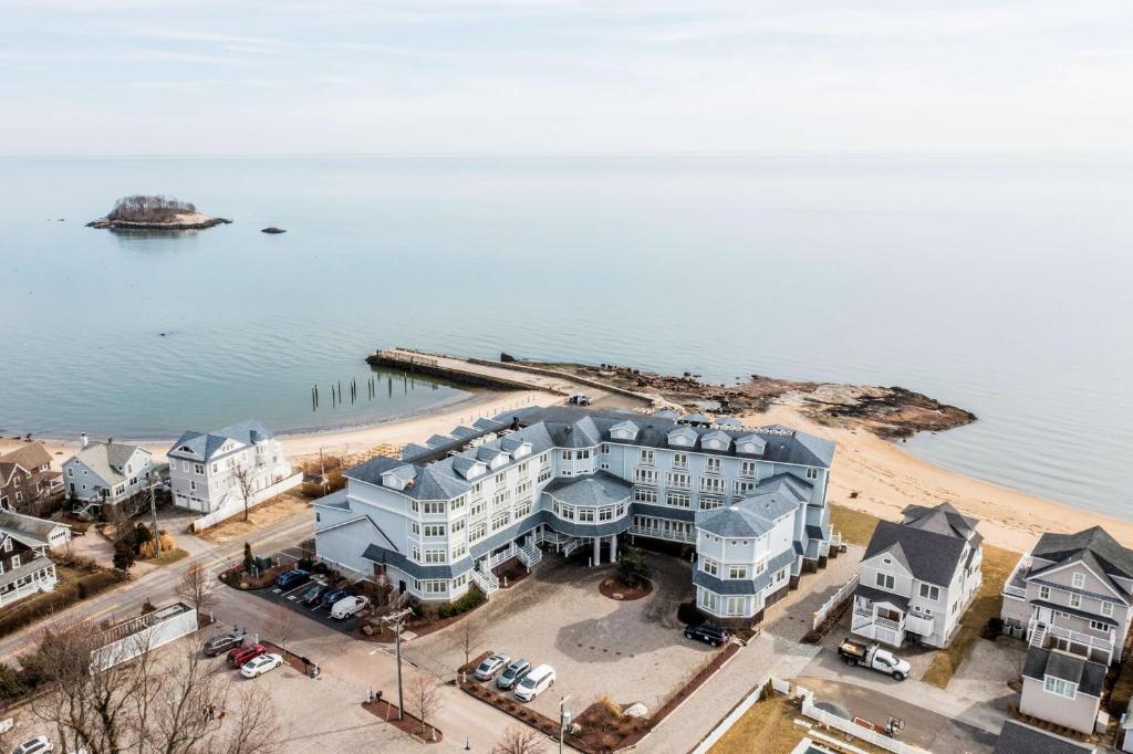 hotels with balcony in Connecticut