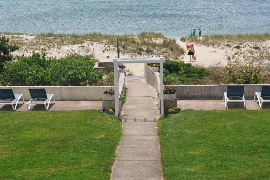 hotels with balcony in Cape Cod