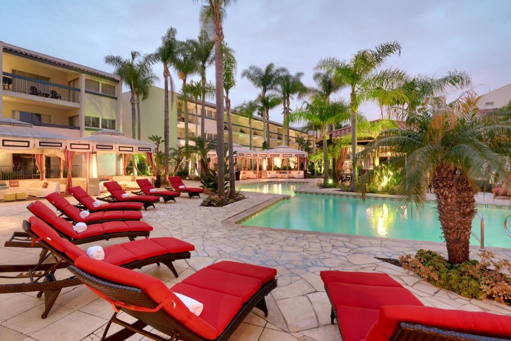 hotels with balcony in Costa Mesa