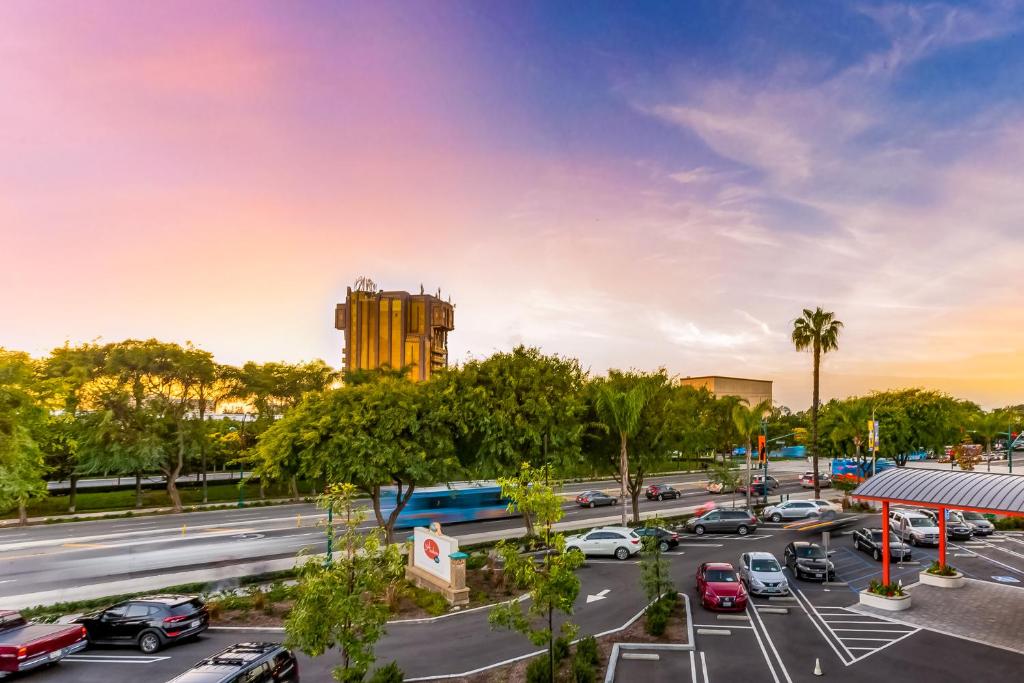 hotels with balcony in Anaheim