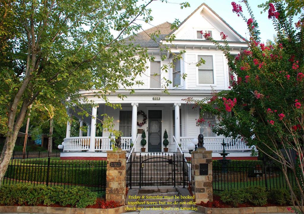 hotels with balcony in Hot Springs