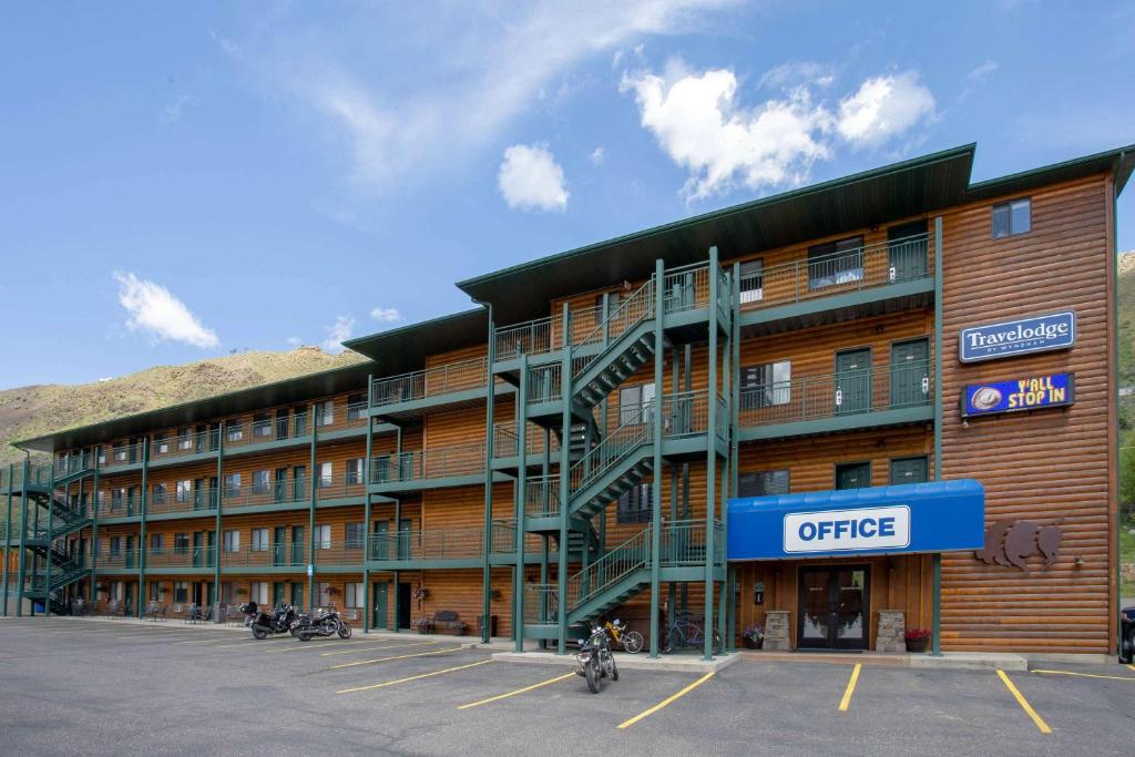 hotels with balcony in Montana United States