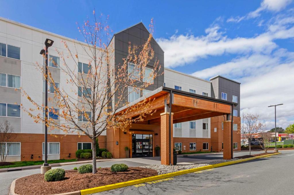 hotels with balcony in Charlottesville