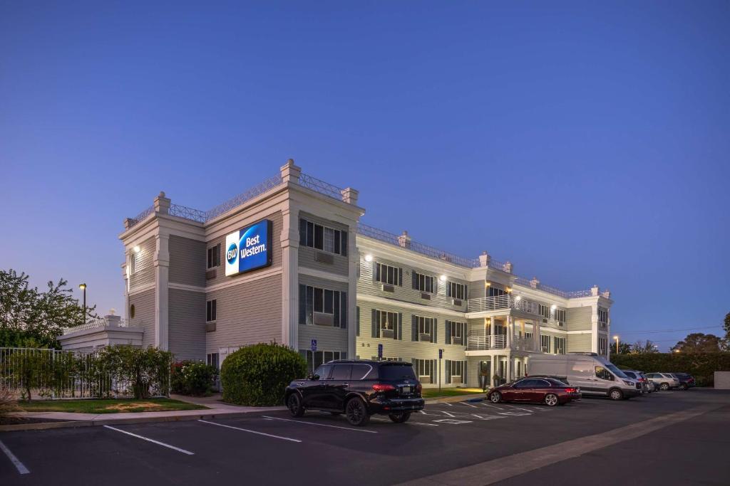 hotels with balcony in Sacramento