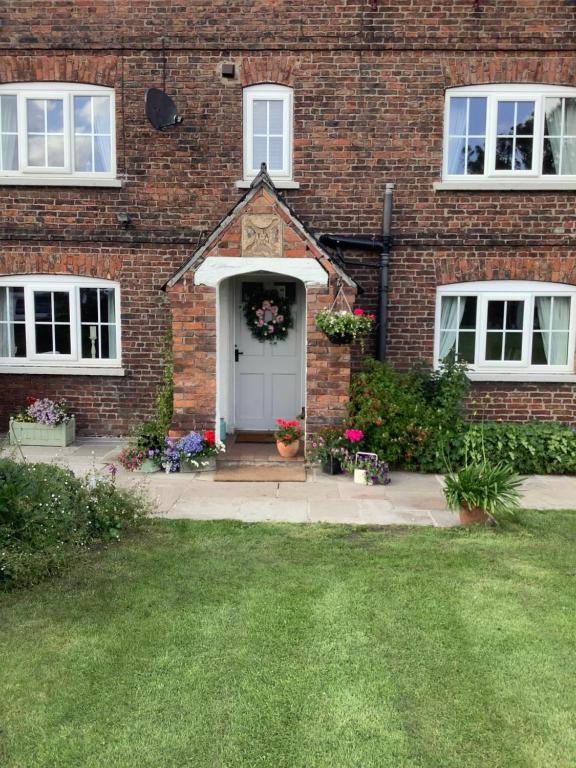 hotels with balcony in Cheshire