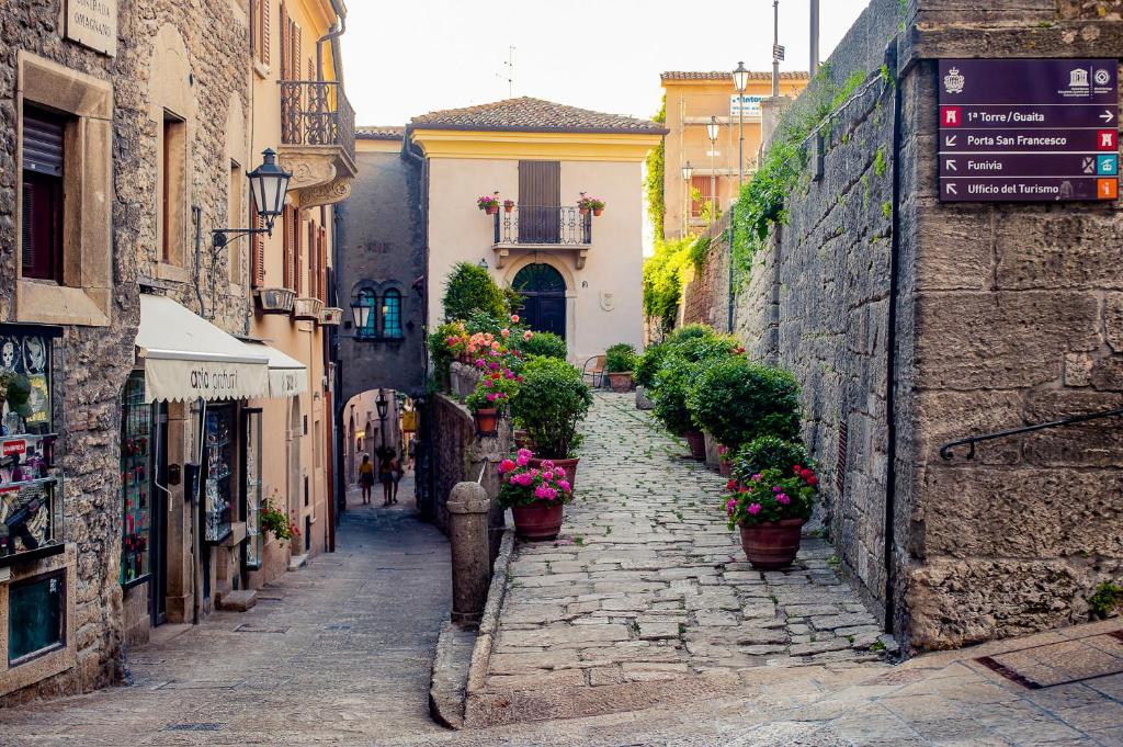 hotels with balcony in San Marino